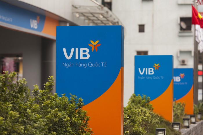 Theo TS.Cao Sỹ Kiêm Ngân hàng VIB phải rà soát lại các quy định, cơ chế đề phòng và kiểm soát nghiêm ngặt cán bộ nhân viên làm việc tại các chi nhánh của VIB/ ảnh: nguồn Ngân hàng VIB.
