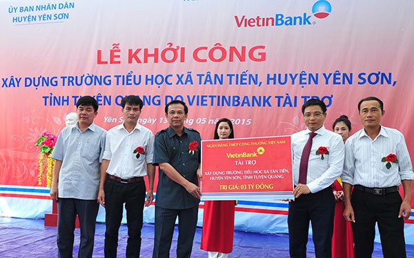 Chủ tịch HĐQT VietinBank Nguyễn Văn Thắng trao tài trợ cho tỉnh Tuyên Quang.