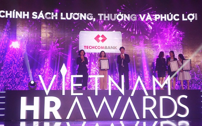 Techcombank được vinh danh &quot;Doanh nghiệp có chính sách nhân sự xuất sắc&quot; tại HR Award 2016.