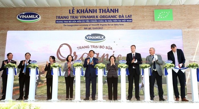 Nghi thức cắt băng Khánh thành Trang trại Organic Đà Lạt, mở rộng hành trình mang những sản phẩm sữa tươi 100% Organic đạt chuẩn Châu Âu đầu tiên tại Việt Nam đến với người tiêu dùng - ảnh nguồn Vinamilk.