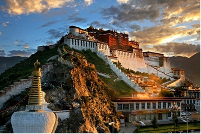 Một góc thành phố Lhasa (Tây Tạng) - ảnh nguồn Vietravel.