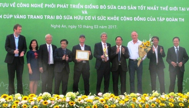 Tập đoàn TH đón nhận Cúp vàng trang trại bò sữa hữu cơ vì sức khỏe cộng đồng - ảnh nguồn TH true MILK.