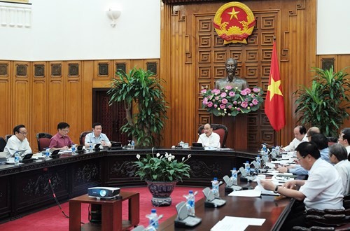 Thủ tướng Nguyễn Xuân Phúc làm việc với tổ tư vấn và lắng nghe các ý kiến, phân tích toàn diện của các nhà tư vấn. ảnh: VGP.