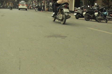 Vết máu còn trên đường- nơi nam thanh niên lái xe máy nằm bất tỉnh