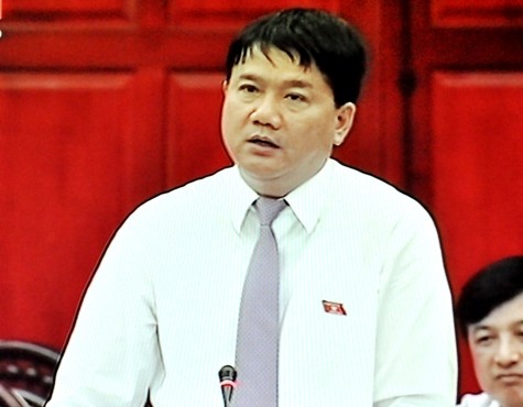 Bộ trưởng Đinh La Thăng trong buổi giải trình chiều 24/4.