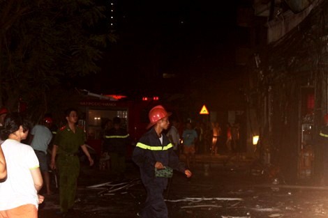 Đám cháy bùng phát dữ dội khiến lực lượng cứu hỏa gặp nhiều khó khăn.