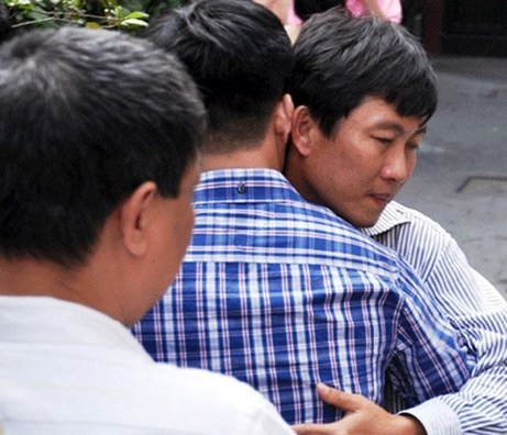 Nhà báo Hoàng Khương tạm biệt bạn bè khi có lệnh bắt giữ của tòa án.