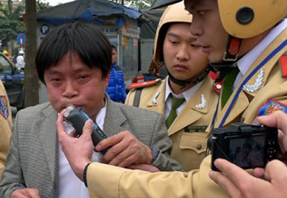 Một người dân đang được Cảnh sát giao thông kiểm tra nồng độ cồn trong hơi thở (Ảnh minh họa)
