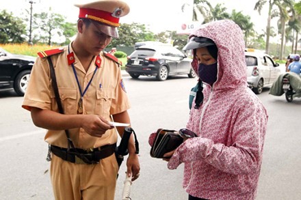 Theo LS. Sơn, nếu không sang tên đổi chủ thì phạt người có tên trong đăng ký xe (Ảnh: Tiến Dũng)