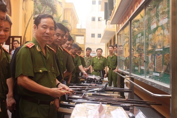 Trung tướng Phạm Quý Ngọ, Thứ trưởng Bộ Công an thăm khu trưng bày vũ khí mà lực lượng 141 (Công an Hà Nội) thu giữ được (Ảnh: petrotimes)