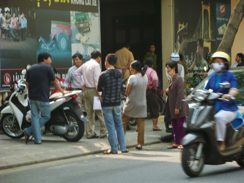 Người phụ nữ không chút e dè, chống nạnh lời qua tiếng lại với cán bộ CSGT tên Minh. (Ảnh: Hải Châu - infonet)