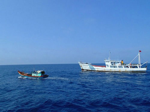 Tàu cá của ngư dân Việt Nam đương đầu với Hải giám Trung Quốc