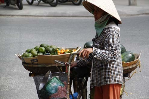 Đà Nẵng sẽ đối thoại với người bán hàng rong, thu nhập không ổn định để chấn chỉnh tình trạng nhiều người làm nghề này chèo kéo xin tiền khách. Ảnh: Nguyễn Đông