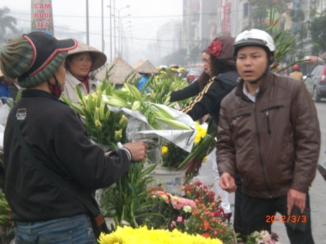 Cảnh mua bán tấp nập tại chợ hoa trên đường Lê Đức Thọ kéo dài