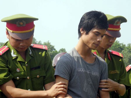 Dẫn giải hung thủ Nguyễn Hồng Phú ra hiện trường gây án.