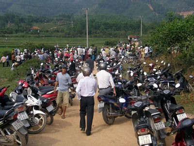 Hàng trăm người dân 2 xã Hòa Ninh và Hòa Phú đến xem vụ án mạng.