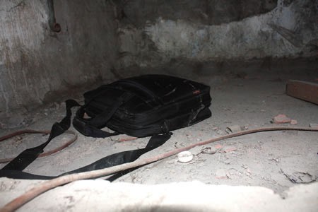 Phát hiện túi xách của nạn nhân Trần Nam Hoàng tại nhà hung thủ Nguyễn Hồng Phú.