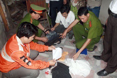 Cơ quan CSĐT CATP Đà Nẵng thực hiện lệnh khám xét, thu giữ tang vật vụ án tại nhà riêng Nguyễn Hồng Phú.