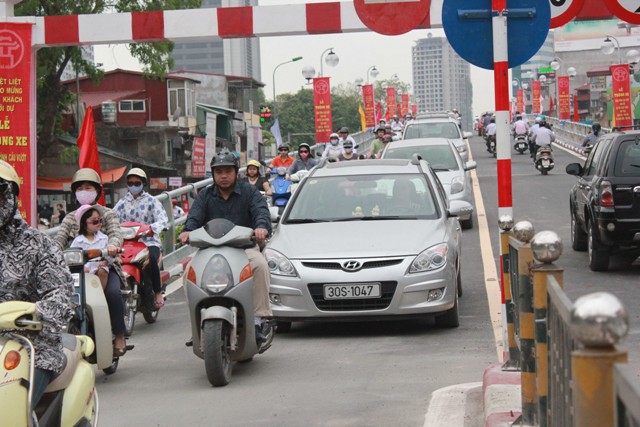 Từng làn xe đang lăn bánh qua cầu.