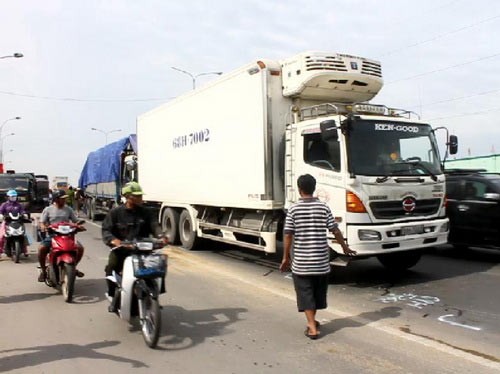 Mất lái, 3 ô tô "dính" vào nhau trên QL 1A, Tin tức trong ngày, tai nan lien hoan, tai nan giao thong, tai nan, xe tai, xe dong lanh, xe tai mat lai, xe mat lai, bao, tin nhanh, tin hot, tin tuc