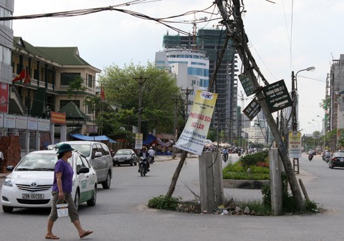 Phố Yên Hòa cũng có 5-6 cột gánh đầy dây cáp bị nghiêng ngả và được chống đỡ bằng cột gỗ.