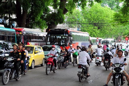 Tac nghen xung quanh pho di bo o Ha Noi