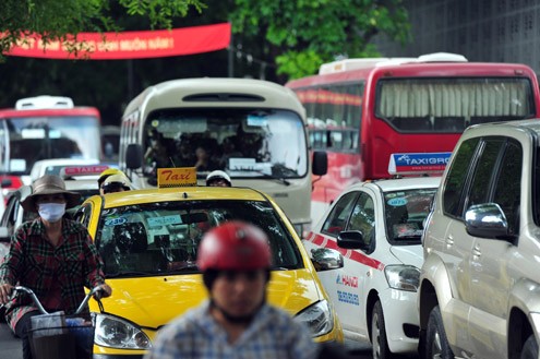 Tac nghen xung quanh pho di bo o Ha Noi