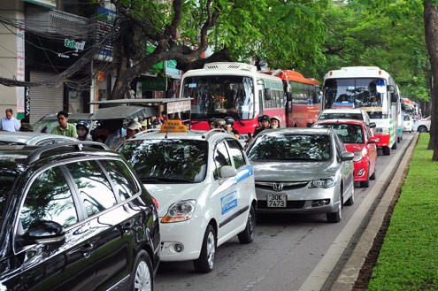 Tac nghen xung quanh pho di bo o Ha Noi