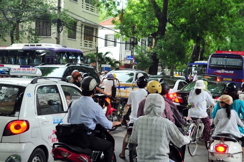 Tac nghen xung quanh pho di bo o Ha Noi