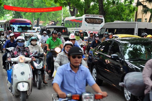 Tac nghen xung quanh pho di bo o Ha Noi