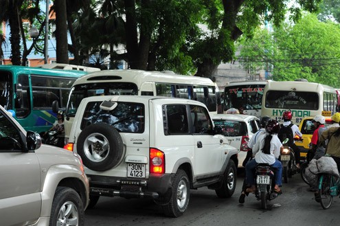 Tac nghen xung quanh pho di bo o Ha Noi