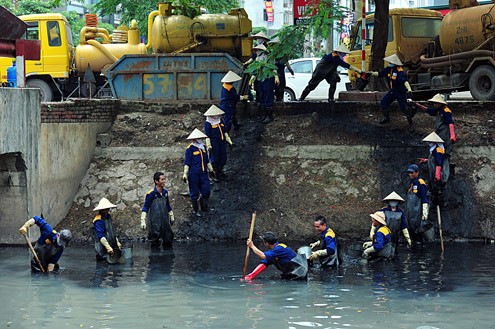 Để chuẩn bị cho mùa mưa bão, ngày ngảy hàng trăm công nhân Xí nghiệp Thoát nước Hà Nội lại tất bật với việc nạo vét hệ thống mương, cống theo từng lưu vực đảm bảo không gây ách tắc. Mương Đồng Bông (Dịch Vọng Hậu, Cầu Giấy) là một trong những điểm nạo vét này.