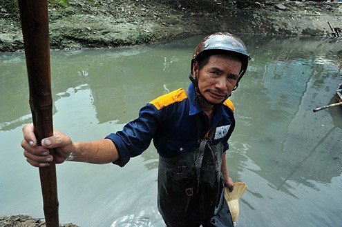 Ông Dương Văn Bơn (51 tuổi) làm ở tổ Mương 1, Xí nghiệp Thoát nước Hà Nội. Ông cho biết, đã làm công việc này được 34 năm, thu nhập khoảng 5 triệu đồng một tháng