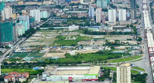 Nhìn từ trên cao, "khu đất vàng" giáp 4 mặt đường lớn này ngoài một phần làm sân bóng, bãi đỗ xe thì hầu như bỏ không,