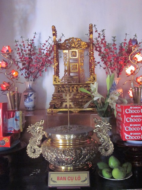 Ban thờ cụ Lở trong chùa Am Sáo