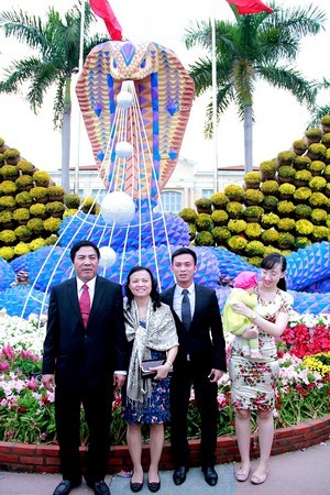Gia đình ông Nguyễn Bá Thanh chụp hình lưu niệm tại biểu tượng của năm Quý Tỵ, bên cạnh là vợ ông và vợ chồng con trai Nguyễn Bá Cảnh – người vừa được bầu làm Bí thư Thành đoàn Đà Nẵng