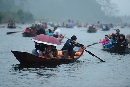 6h45 sáng mùng 6 Tết, suối Yến dẫn vào thắng cảnh chùa Hương đã tấp nập đò.