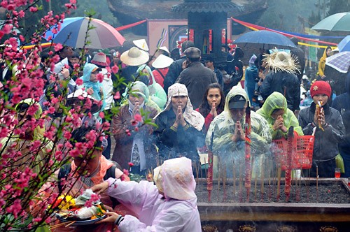 Chùa Thiên Trù giờ khai mạc. Nhiều người phải mặc áo mưa, đội mũ đứng làm lễ.