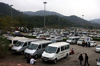Bãi đỗ xe của khách đến dự lễ hội Yên Tử 2013.