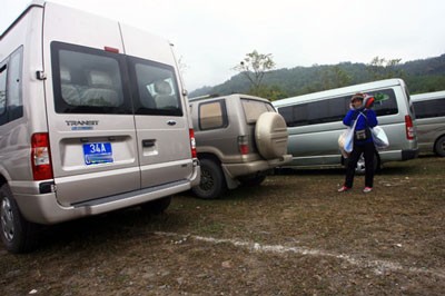 Đến những loại xe 16 chỗ đeo biển xanh có mặt tại bãi đỗ xe của lễ hội Yên Tử.