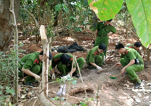 Cơ quan công an tìm xác bà Dương Thị Thủy Bình Hà tại khu vườn nhà đối đối tượng Lê Thị Hường vào sáng ngày 14/3.