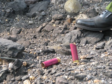 Vỏ đạn hoa cải được cơ quan công an tìm thấy sau vụ việc.