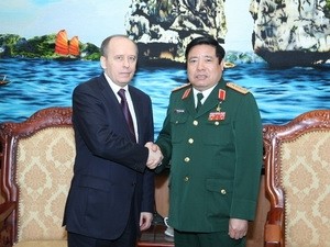 Bộ trưởng Bộ Quốc phòng Việt Nam tiếp Giám đốc Cơ quan An ninh Liên bang Nga. (Ảnh: Khổng Minh Khánh/TTXVN)