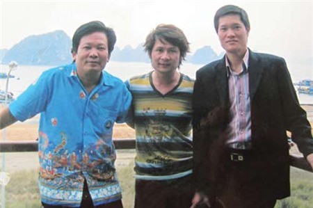 NSƯT Bằng Thái (trái) và Bằng Kiều trong chuyến về nước lần đầu tiên năm 2008.