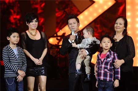 Gia đình Bằng Kiều hạnh phúc trong đêm diễn ở Việt Nam, kỉ niệm 10 năm ngày cưới