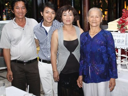 Hoài Lâm bên bà ngoại và bố mẹ