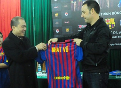 Ông Phạm Nhật Vũ nhận áo thi đấu từ đại diện của Barca.