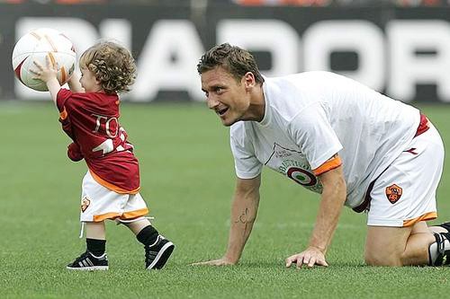 Totti cũng đưa Cristian ra sân tập và rất ngộ nghĩnh khi chơi cùng cậu con trai nhỏ.