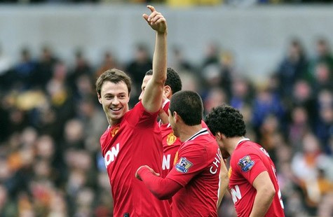 Evans (ngoài cùng bên trái) ghi được bàn thắng đầu tiên cho Man Utd.