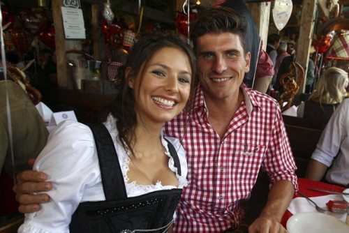 Tiền đạo Mario Gomez và người đẹp Silvia Meichel